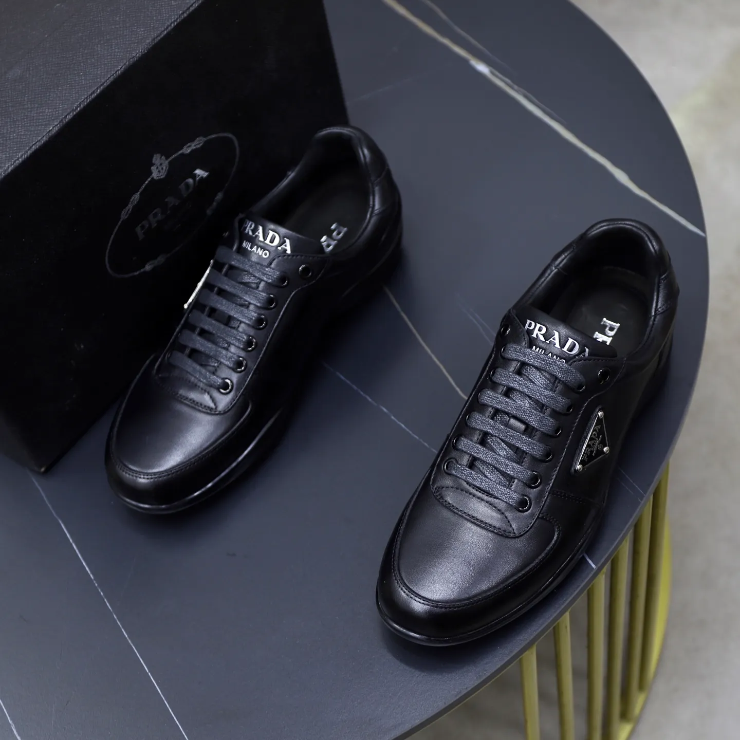 Factory price: 600💰Top original order Brand: PRADA (Prada) Standard code: Men's size 38/44 (45 can be customized) Grade: Same as the official website Material: Original cowhide surface, cowhide lining, original wear-resistant soft outsole Style category: casual sports shoes, young fashion, European and American trends, British style Color: actual picture color